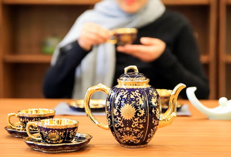مجموعة شاي من البورسلان الفاخر باللون الأزرق والذهب